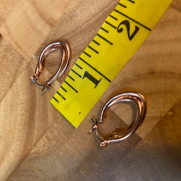 * rose gold tone interlocked hoop earrings 1980 vintage - Picture 4 of 5